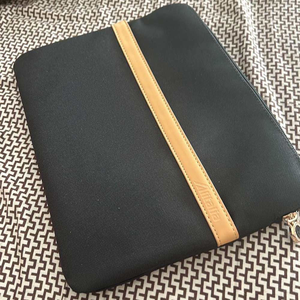 Bvlgari parfums for Alitalia zip up pouch
